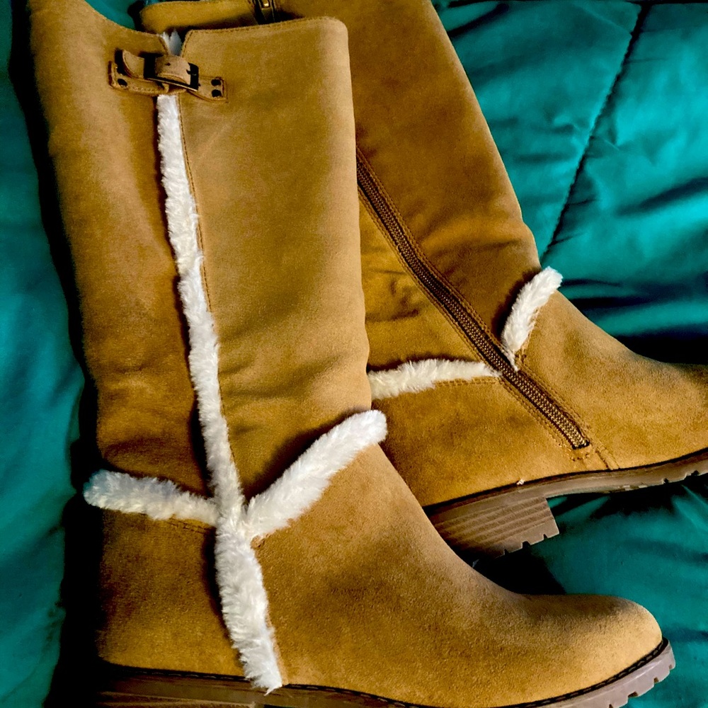Big girls size 4 boots. Faux fur lined. New never worn.